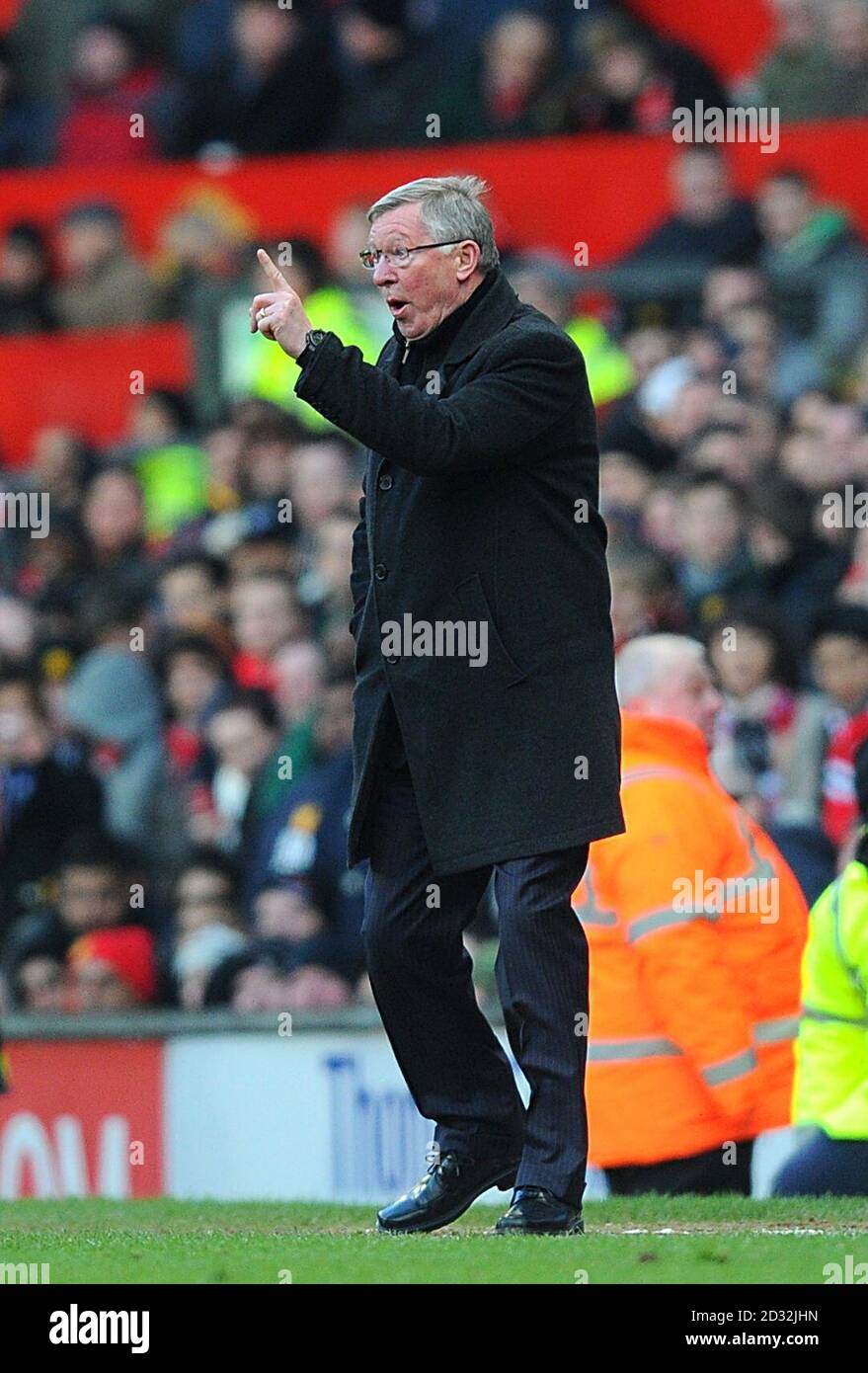 Il manager del Manchester United Sir Alex Ferguson si mostra sulla linea di contatto Foto Stock