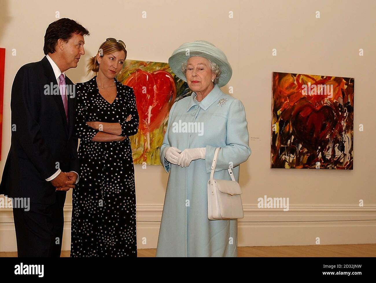 Sir Paul McCartney, con sua moglie Heather Mills, mostra la regina d'Inghilterra Elizabeth II i suoi dipinti durante una visita alla Walker Art Gallery di Liverpool, dove ha una mostra in mostra. *prima la Regina aveva aperto l'aeroporto John Lennon di Liverpool, continuando il suo tour giubilare del Nord Ovest e più tardi doveva aprire i Giochi del Commonwealth a Manchester. Foto Stock