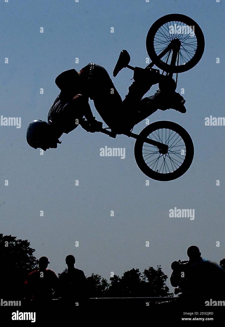 Un pilota BMX mostra le sue abilità al quarto annuale Sprite Urban Games, su Clapham Common. Il tempo del fine settimana sembra destinato ad essere buono, come la celebrazione della cultura urbana di strada continua con la concorrenza internazionale per i prossimi tre giorni. Foto Stock