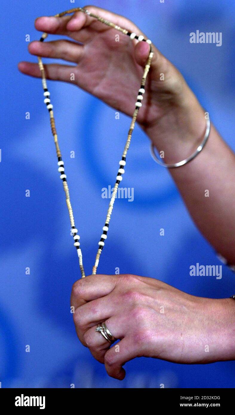 Un agente di stampa della polizia tiene una collana che è una replica di uno di proprietà di Jessica Chapman che è mancante con il suo amico Holly Wells da Soham, Cambridgeshire. * circa 300 poliziotti si sono Uniti alla caccia per i due giovani di dieci anni scomparsi domenica scorsa e i detective sono ansiosi di rintracciare il pilota di un'auto verde che viene guidata in modo irregolare sulla strada tra Soham e Newmarket dopo che un tassista ha detto di aver visto il conducente apparentemente lottando con due bambini. Foto Stock