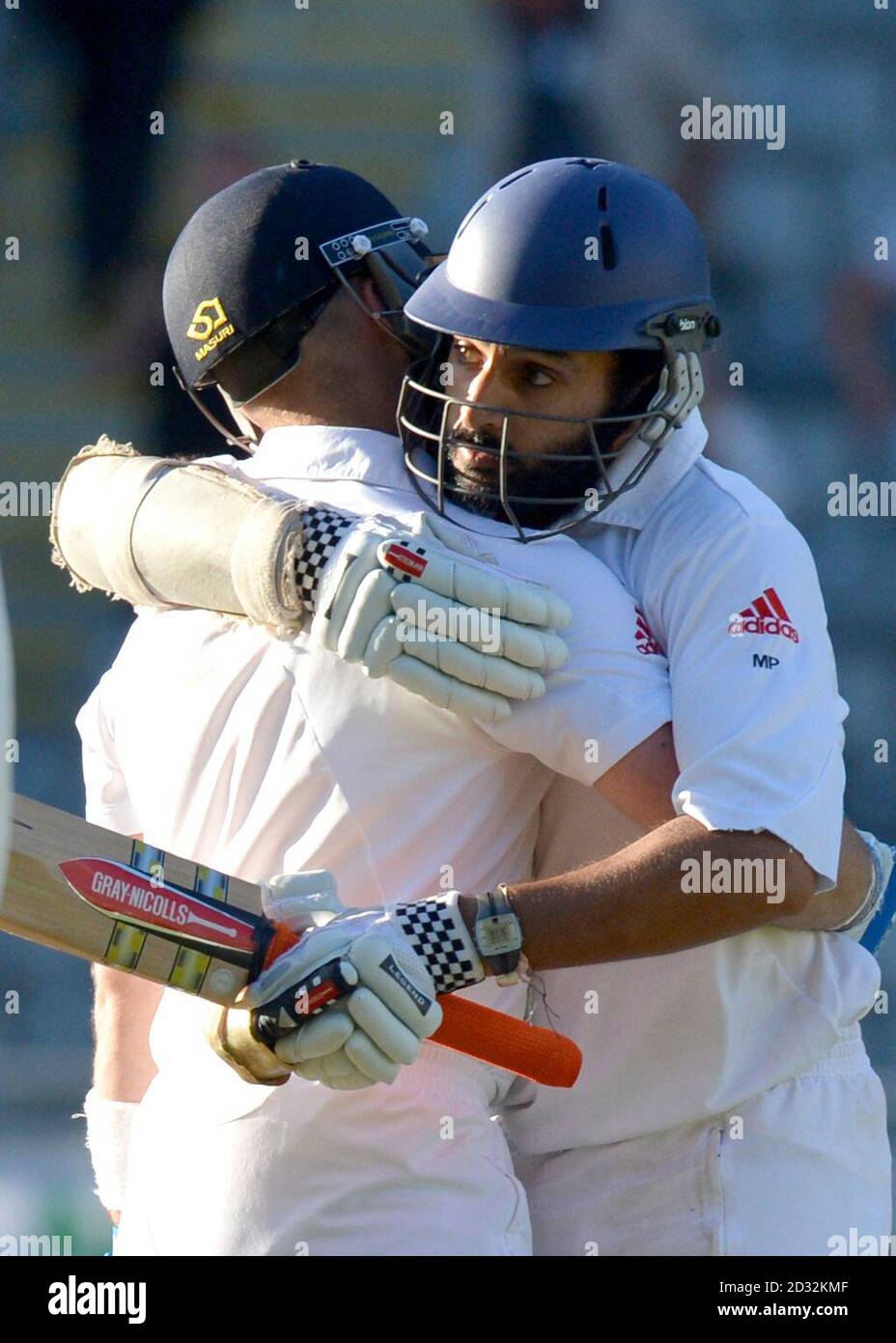 L'inglese Matt Prior (a sinistra) è abbracciato da Monty Panesar (a destra) dopo aver colpito la palla finale per assicurarsi un pareggio durante il quinto giorno della terza partita di prova all'Eden Park, Auckland, Nuova Zelanda. Foto Stock