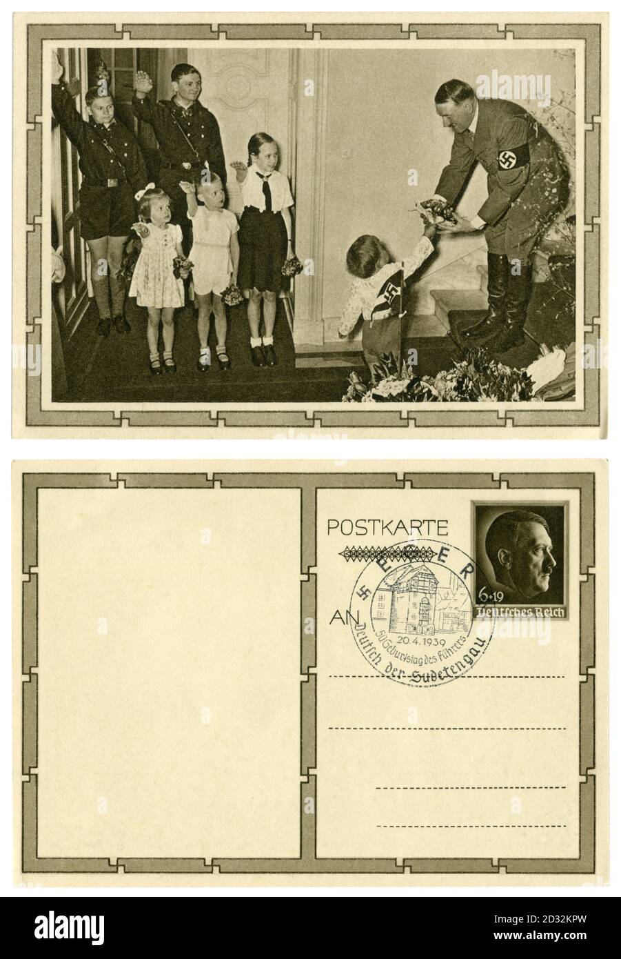 Cartolina storica tedesca: Il 50° compleanno di Adolf Hitler. Riceve un bouquet di fiori dal più giovane dei 6 figli di Goebbels, Germania, 1939 Foto Stock