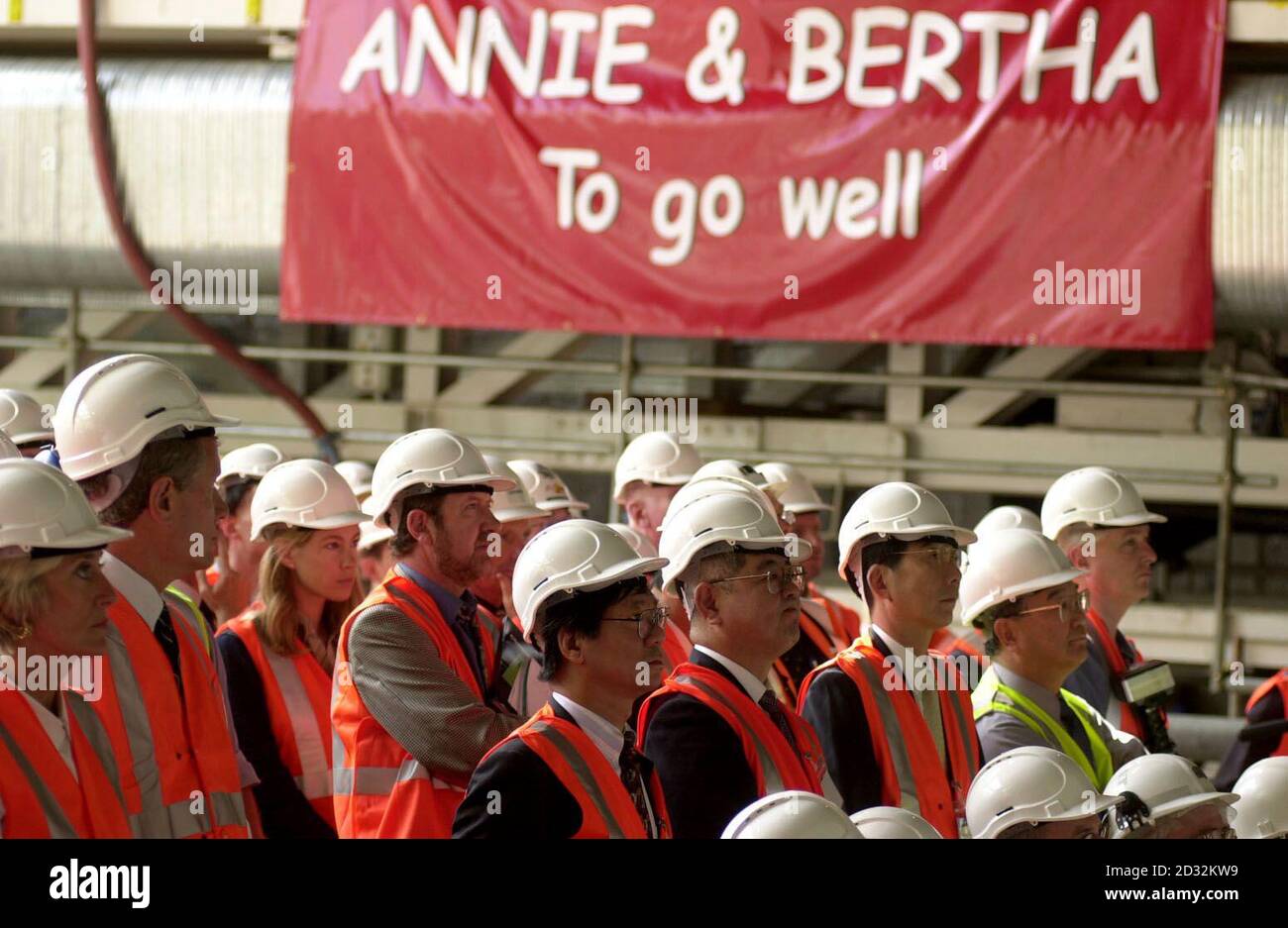 I lavoratori del Channel Tunnel Rail link (CTRL), si riuniscono per guardare come 'Annie' (macchina in background), una delle due perforatrici tunnel, inizia a lavorare sul tunnel in uno dei siti attualmente in costruzione come nuova stazione internazionale a Stratford. * le due macchine di alesatura lavoreranno sulla rotta 17,5 km da Stratford a St Pancras nel centro di Londra, con la sorella di Annie 'Berthaa' che parte in sei settimane. Foto Stock