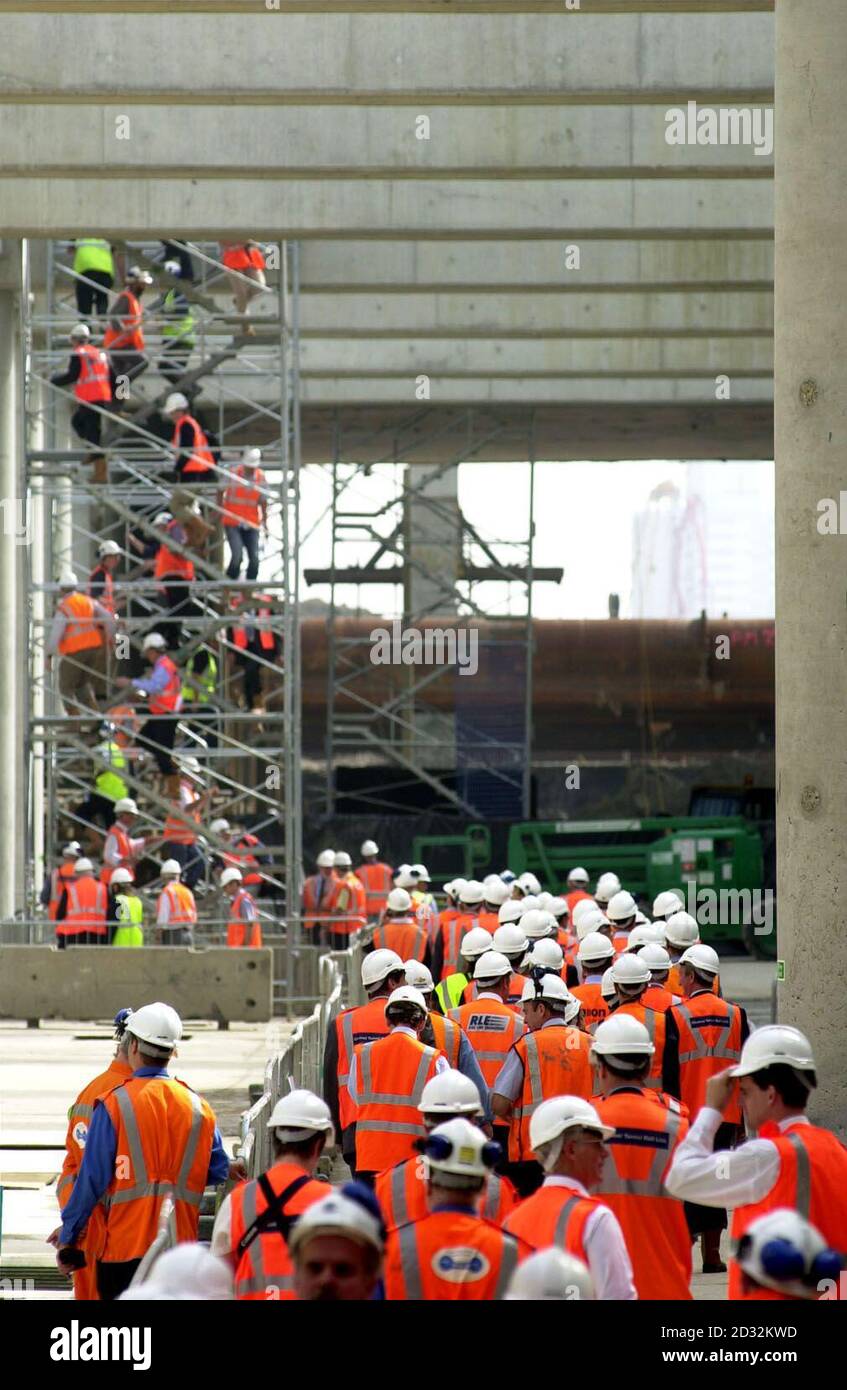 I lavoratori del Channel Tunnel Rail link (CTRL), si riuniscono per guardare come 'Annie', una delle due perforatrici del tunnel, inizia a lavorare sul tunnel in uno dei siti attualmente in costruzione come nuova stazione internazionale a Stratford. * le due macchine di alesatura lavoreranno sulla rotta 17,5 km da Stratford a St Pancras nel centro di Londra, con la sorella di Annie 'Berthaa' che parte in sei settimane. Foto Stock