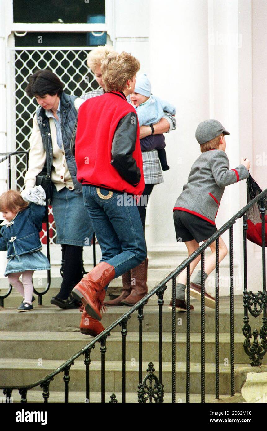 Un ansioso principe Harry, accompagnato da sua madre la principessa del Galles, ritorna alla scuola di Wetherby dopo la pausa pasquale per il suo ultimo mandato prima di unirsi al fratello William a Ludgrove. Foto Stock