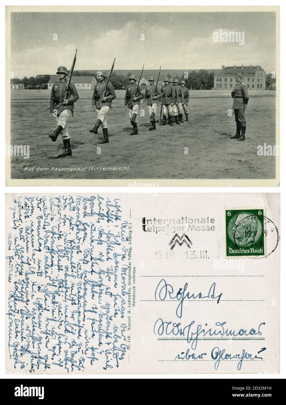 Cartolina fotografica storica tedesca: Nel cortile delle caserme (singolo marzo). Addestramento dei soldati in uniforme con le carbine, Germania, terzo reich, 1939 Foto Stock