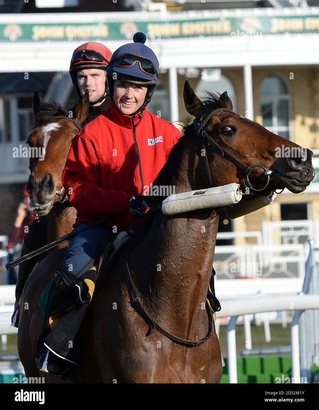 Katie Walsh con il suo Grand National Mount Seabass uno dei favoriti per la grande gara dopo aver fatto esercizio durante il Ladies Day al Grand National Meeting 2013 di John Smith all'Ippodromo di Aintree, Sefton. Foto Stock