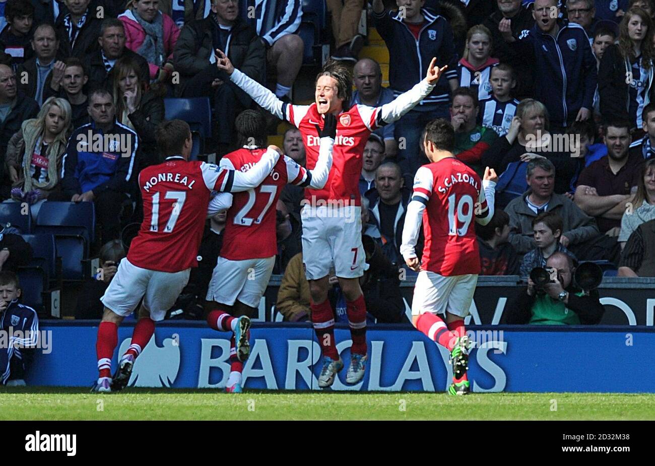 Arsenal's Tomas ROSICKY (centro a destra) celebra il primo obiettivo del gioco con i compagni di squadra Foto Stock