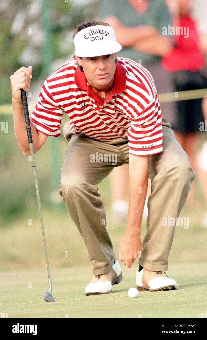 Paul Azinger putt con un cuneo di pitching dopo aver spezzato il suo putter in frustrazione durante il suo round di apertura nel British Open Golf Championship 1996 al Royal Lytham & St Annes club. Foto Stock