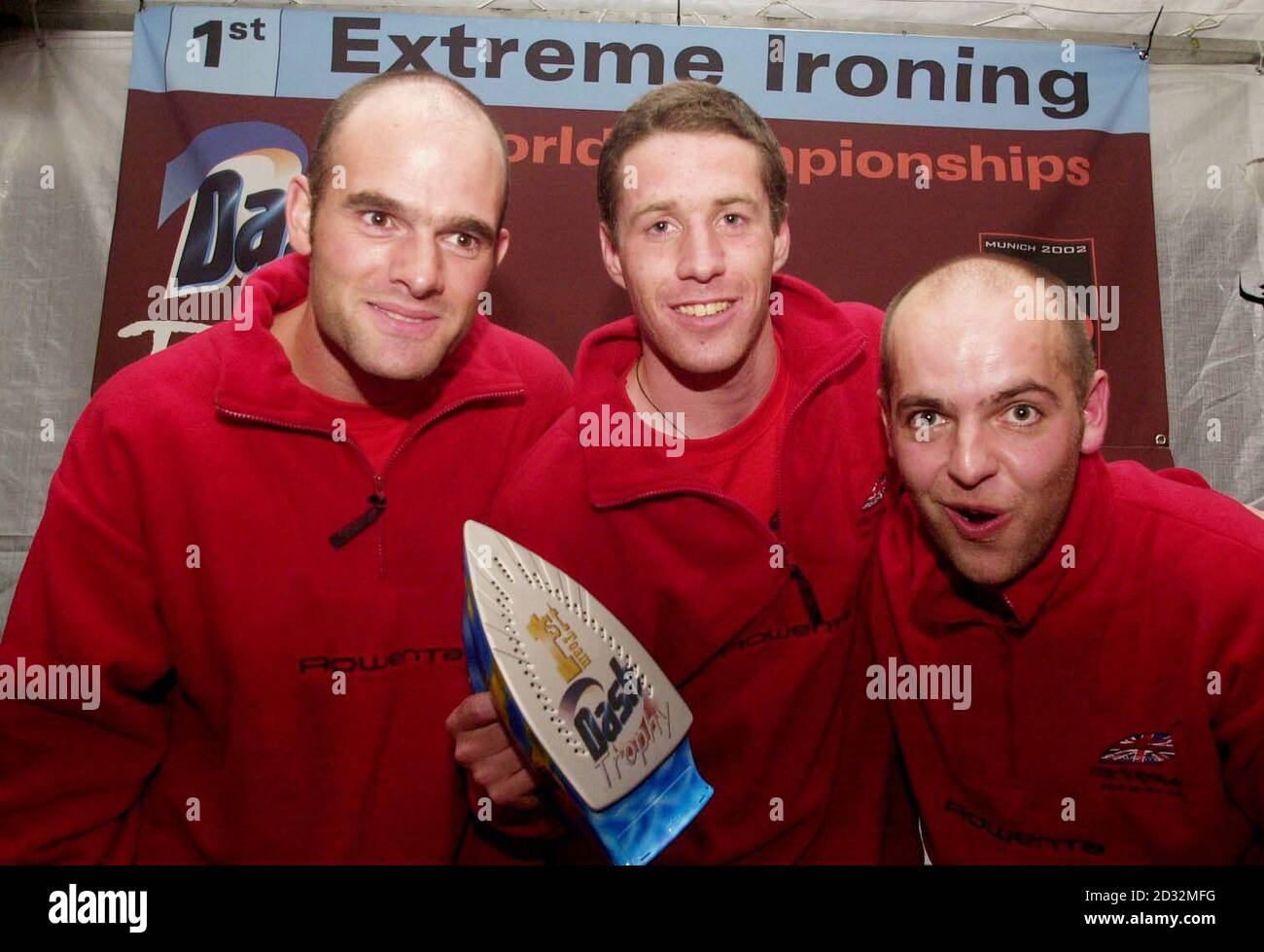 (l-r) Matthew 'Starch', 'Basket' e Phil 'Spam' Shaw festeggiano il primo posto nel premio di squadra dei primi Mondiali di ferro Extreme che si tengono vicino Monaco di Baviera in Germania. * Phil 'Team' Shaw inventò lo sport nel 1997 quando decise di combinare il lavoro mondano della stiratura con il suo amore per l'arrampicata. I campionati consistono in cinque discipline tra cui foresta, acqua, stile libero e roccioso con circa dieci paesi partecipanti. Foto Stock