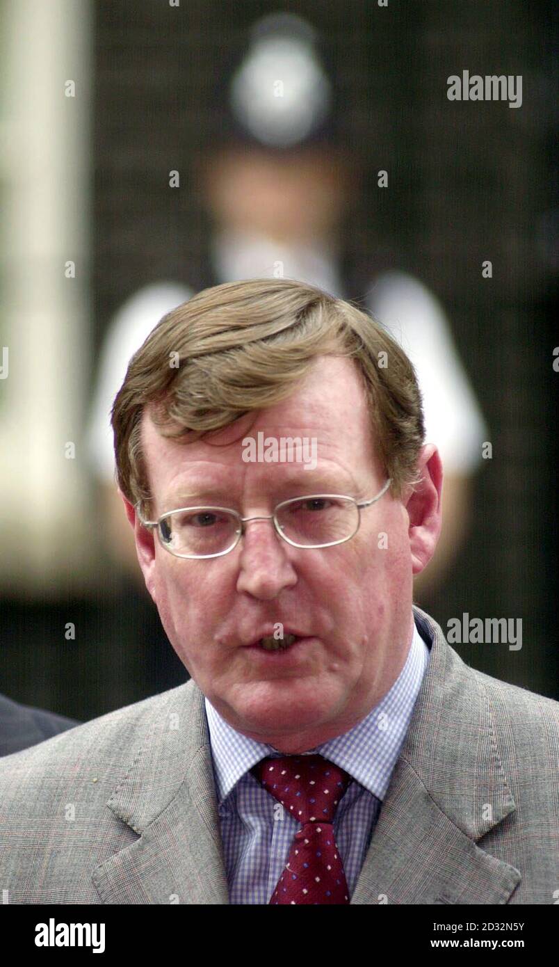 Il leader degli unionisti dell'Ulster David Trimble parla alla stampa fuori dal n. 10 Downing Street, nel centro di Londra, dopo un incontro con il primo ministro Tony Blair e il ministro dell'Irlanda del Nord John Reid. * l'esecutivo dell'Irlanda del Nord per la condivisione del potere si sta avvicinando al collasso in seguito a un'incursione della polizia negli uffici di Sinn Fein a Stormont. Foto Stock