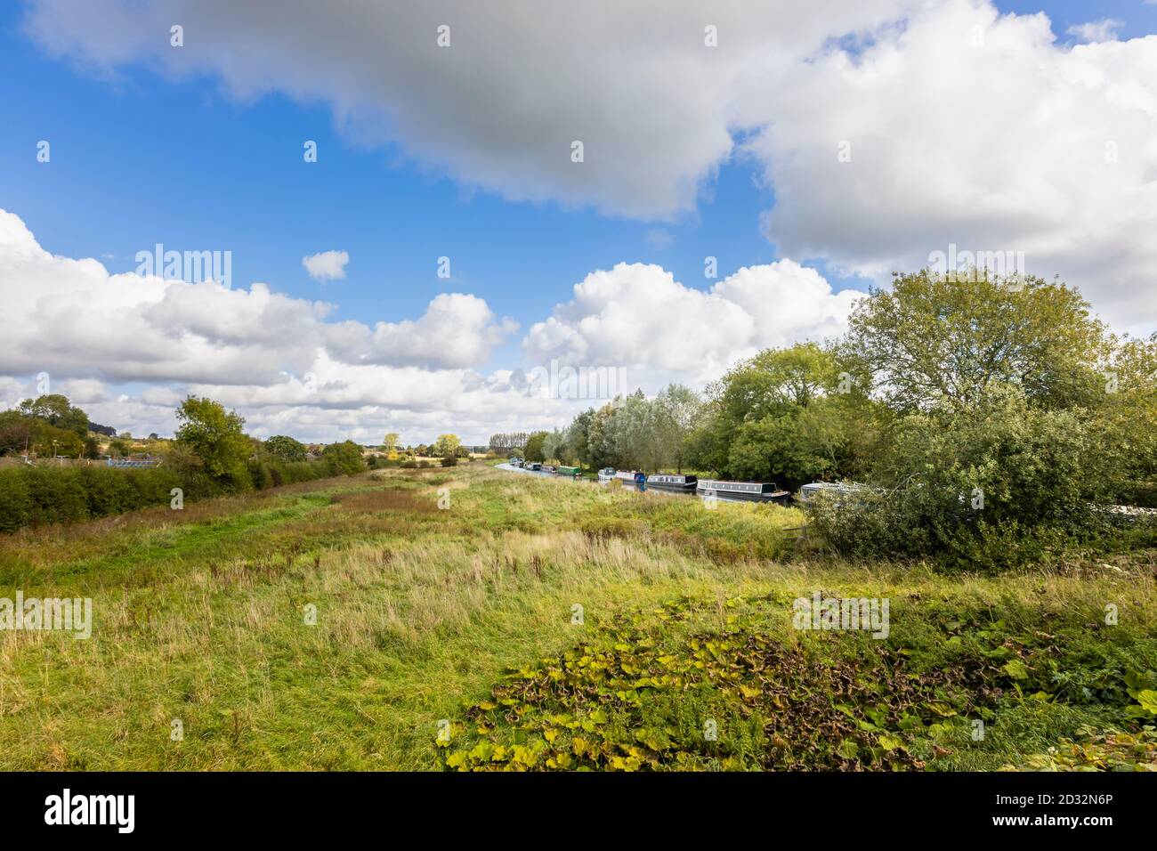 Tradizionali nettolieri ormeggiati sulla riva del ramo Bruce del Kennett e Avon Canal a Great Bedwyn, un villaggio nel Wiltshire, Inghilterra meridionale Foto Stock