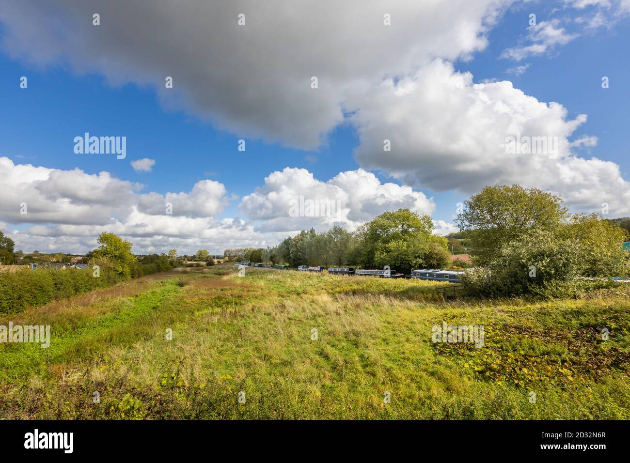 Tradizionali nettolieri ormeggiati sulla riva del ramo Bruce del Kennett e Avon Canal a Great Bedwyn, un villaggio nel Wiltshire, Inghilterra meridionale Foto Stock