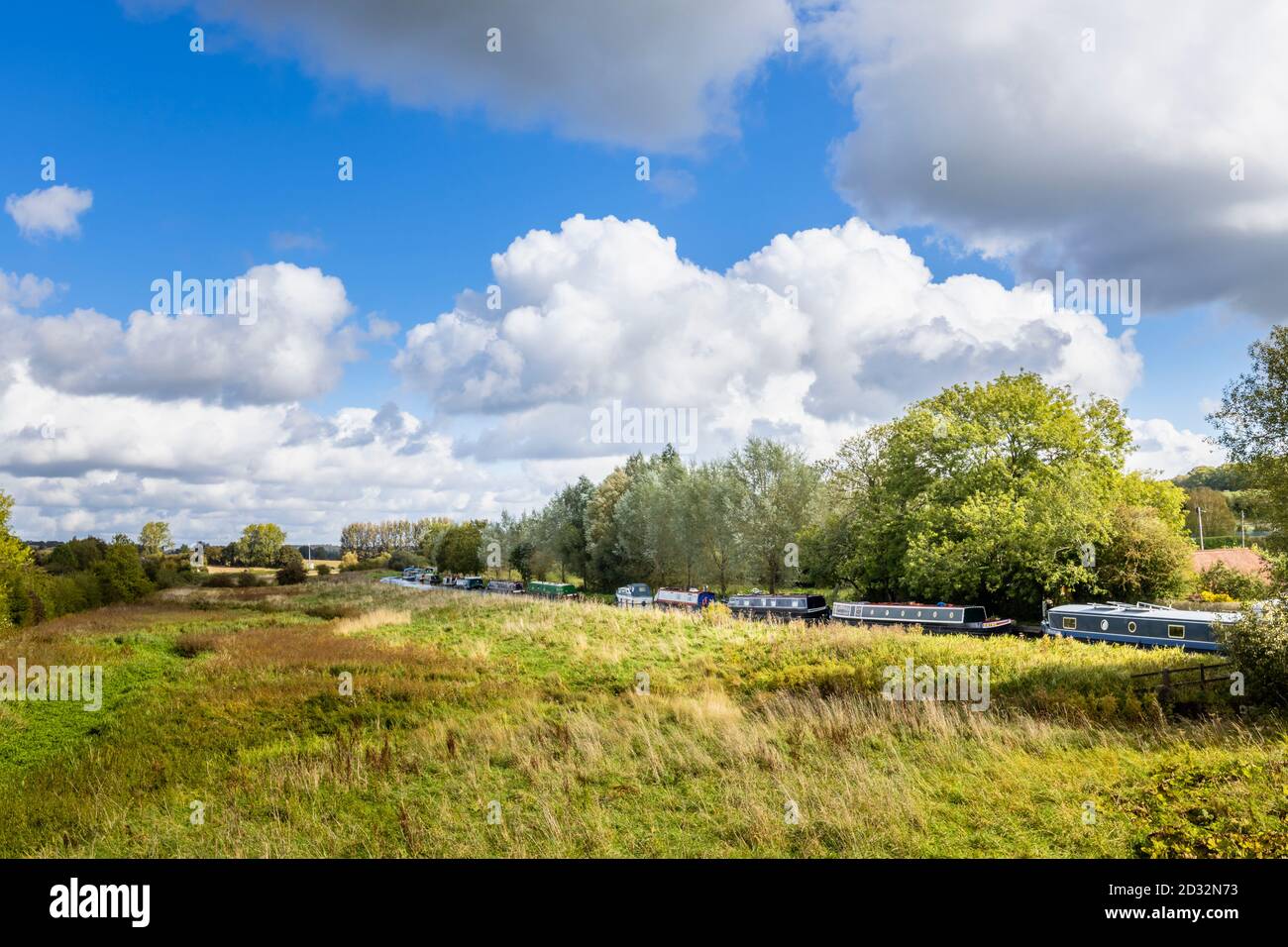 Tradizionali nettolieri ormeggiati sulla riva del ramo Bruce del Kennett e Avon Canal a Great Bedwyn, un villaggio nel Wiltshire, Inghilterra meridionale Foto Stock