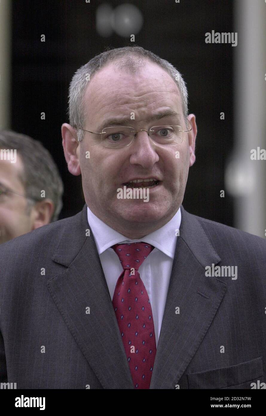 Il leader dell'SDLP Mark Durkan arriva al 10 Downing Street a Londra per colloqui di crisi con il primo ministro Tony Blair sul futuro dell'Assemblea Stormont. * il sig. Durkan ha affermato che ora era essenziale ridurre al minimo i danni al processo politico e gettare le basi per i progressi futuri. Foto Stock