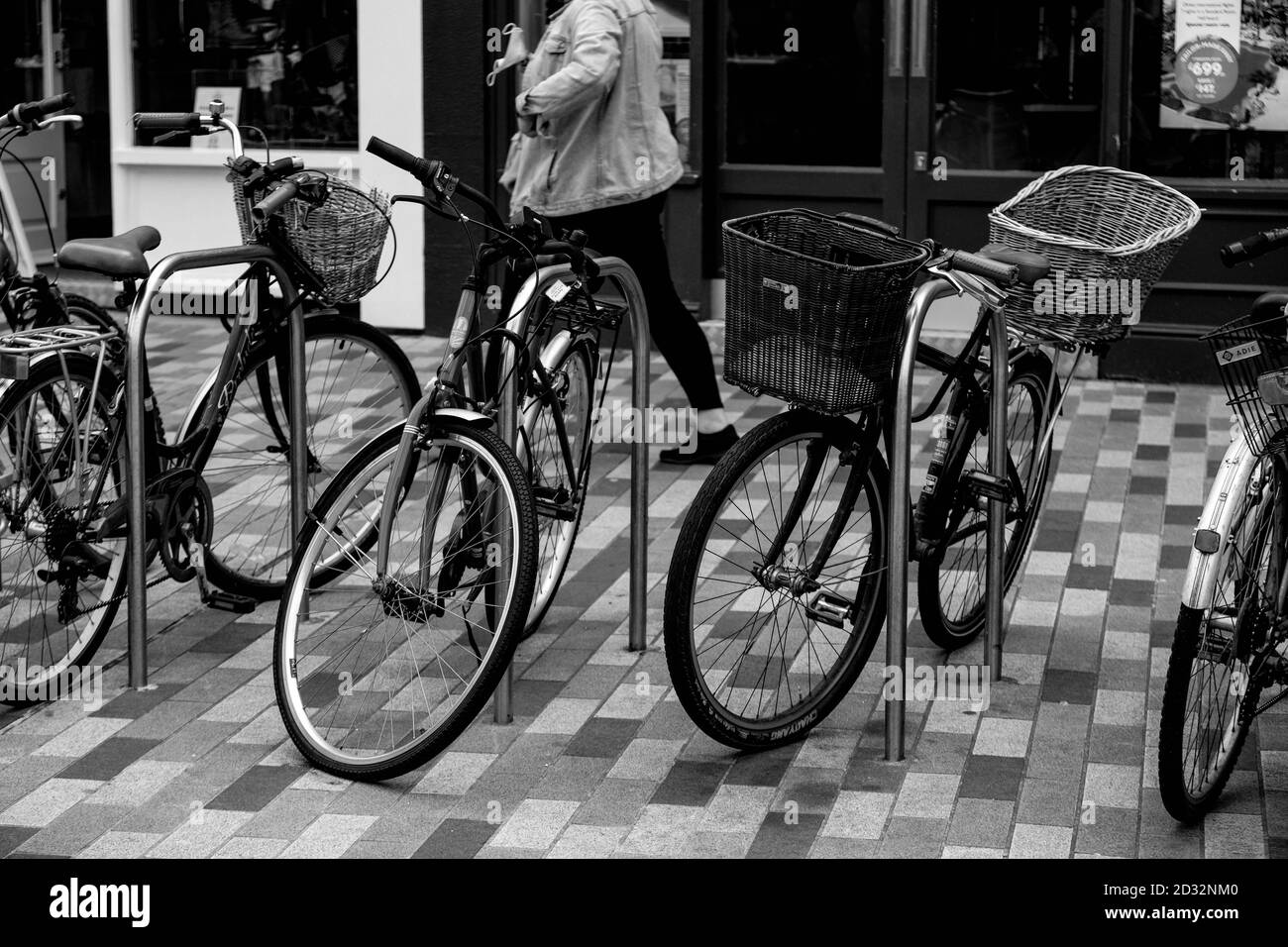 Londra UK ottobre 06 2020, fila di biciclette parcheggiate ambientalmente amichevoli pedonali Foto Stock