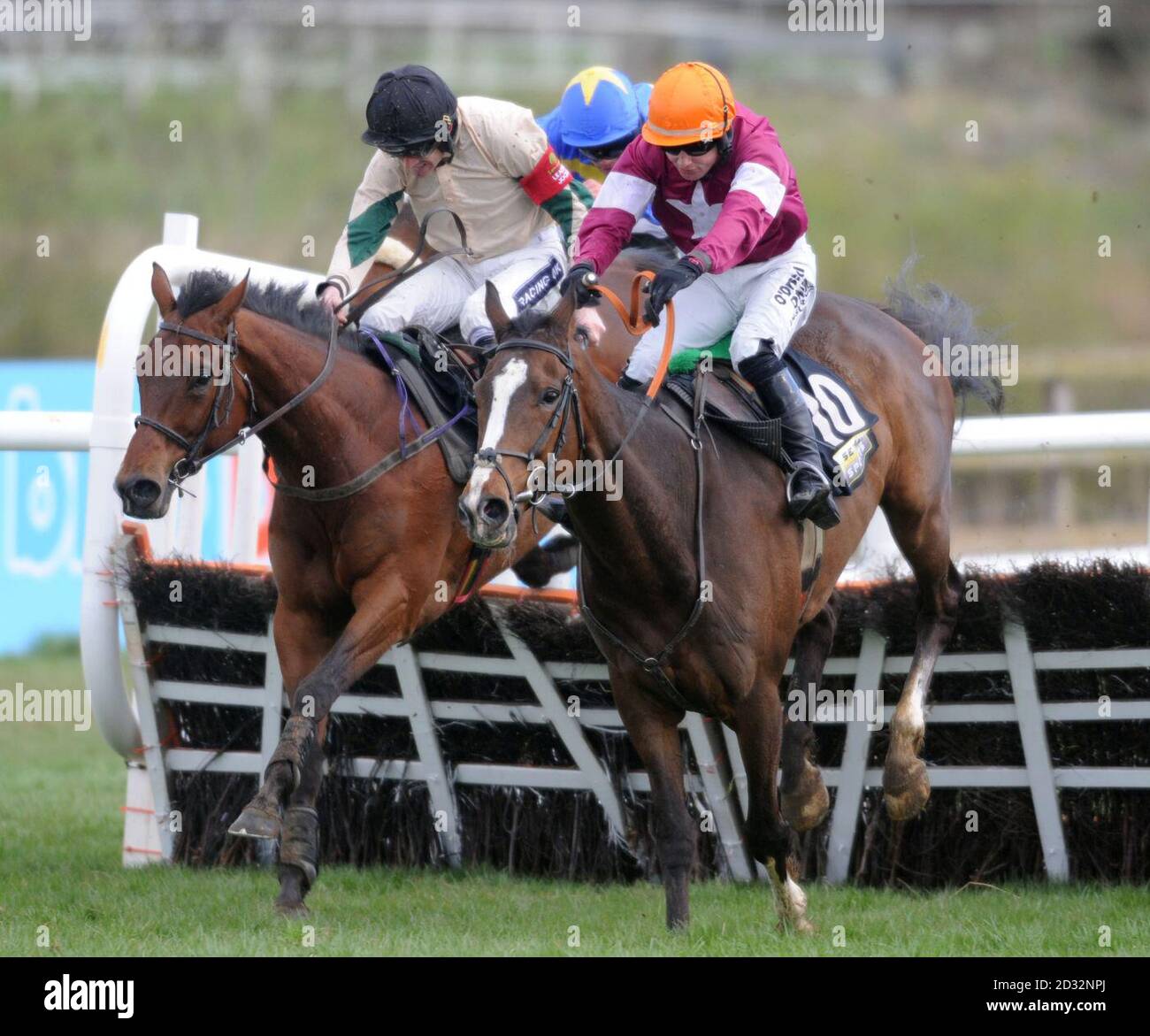 Il Paparrazzi Kid guidato dal jockey Ruby Walsh (a sinistra) sulla strada per la vittoria nel Setanta Sports handicap hurdle durante l'AES Festival Family Day del 2013 Festival presso l'ippodromo di Punchestown, Co Kildare, Irlanda. Foto Stock