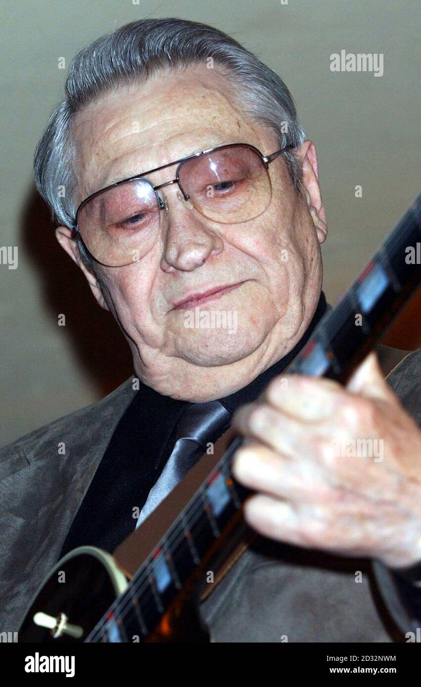 Il leggendario Scotty Moore - che ha suonato nella band di Elvis - suona un set con Darren Day al Cafe de Paris nel centro di Londra. *11/12/03: Il leggendario chitarrista Scotty Moore, che si trovava in una condizione grave dopo un intervento chirurgico al cervello. Moore, 71 anni, che ha suonato con Elvis Presley per oltre un decennio e ha contribuito a formare alcuni dei più grandi successi del Re, è stato ricoverato in un ospedale di Nashville la scorsa settimana dopo che i medici hanno trovato un accumulo di sangue tra il cervello e il cranio. Foto Stock