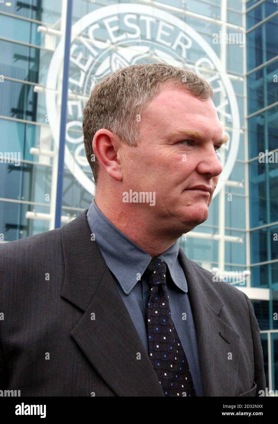 Il presidente del Leicester City PLC Greg Clarke Outside Walkers Stadium, Leicester. Leicester ha annunciato che il club ha chiesto di essere posto in amministrazione. * .... Le finanze del club della prima divisione sono state una preoccupazione seria poiché sono state relegate dalla premiership la scorsa stagione. QUESTA IMMAGINE PUÒ ESSERE UTILIZZATA SOLO NEL CONTESTO DI UNA FUNZIONE EDITORIALE. NESSUN UTILIZZO NON UFFICIALE DEL SITO WEB DEL CLUB. Foto Stock