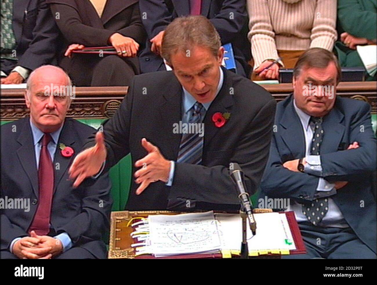 : il Segretario dell'Irlanda del Nord John Reid (sinistra) e il Vice primo Ministro John Prescott (destra) guardano come il primo Ministro Tony Blair gesti mentre risponde ad una domanda dal leader del partito conservatore Iain Duncan Smith nella Camera dei Comuni, * durante il suo settimanale 'tempo delle interrogazioni' con i parlamentari. Foto Stock