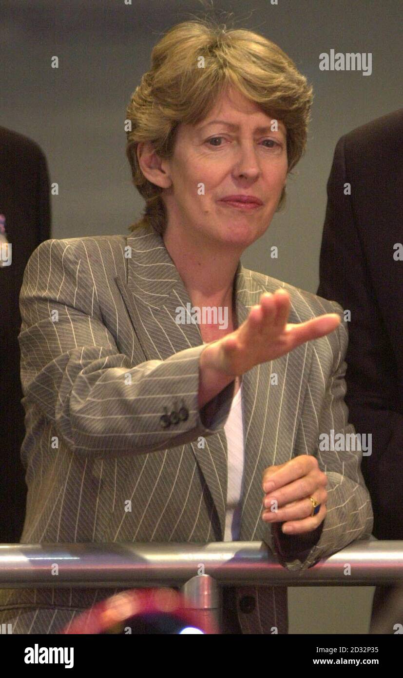 Segretario di Stato per il Commercio e l'industria e Ministro delle Donne Patricia Hewitt al British International Motorshow, NEC, Birmingham. Ha attaccato una pubblicità per lo spettacolo con una donna in un reggiseno, sostenendo che era sesistente. 03/12/02 : il Ministro del Commercio Patricia Hewitt ha affermato che l'allargamento dell'Unione europea offre alle imprese britanniche opportunità senza precedenti. I 10 nuovi paesi che entreranno a far parte dell'Unione europea nel 2004 non si dimostreranno una minaccia, a condizione che le aziende si preparino ora, ha affermato la onorevole Hewitt. Ma le aziende britanniche non possono competere sui costi da sole, stava dicendo ai produttori in una riunione di Regional Foto Stock