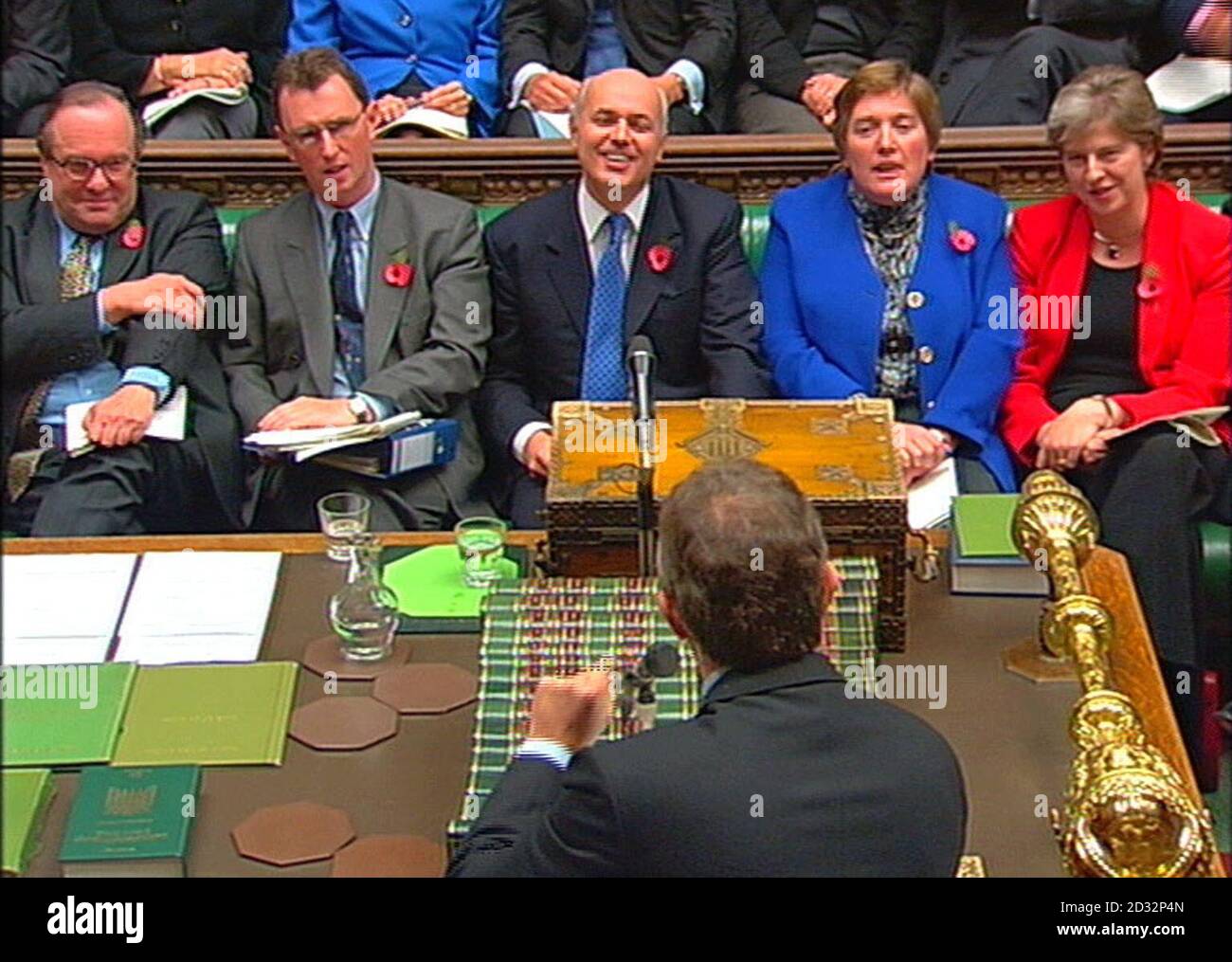 I membri della panchina conservatrice, da sinistra, Michael Ancram, Nigel Evans, il leader Iain Duncan Smith, Jaqui Lait e Theresa May guardano mentre il primo ministro Tony Blair risponde a una domanda in Aula durante il suo settimanale "tempo delle interrogazioni" con i parlamentari. Foto Stock
