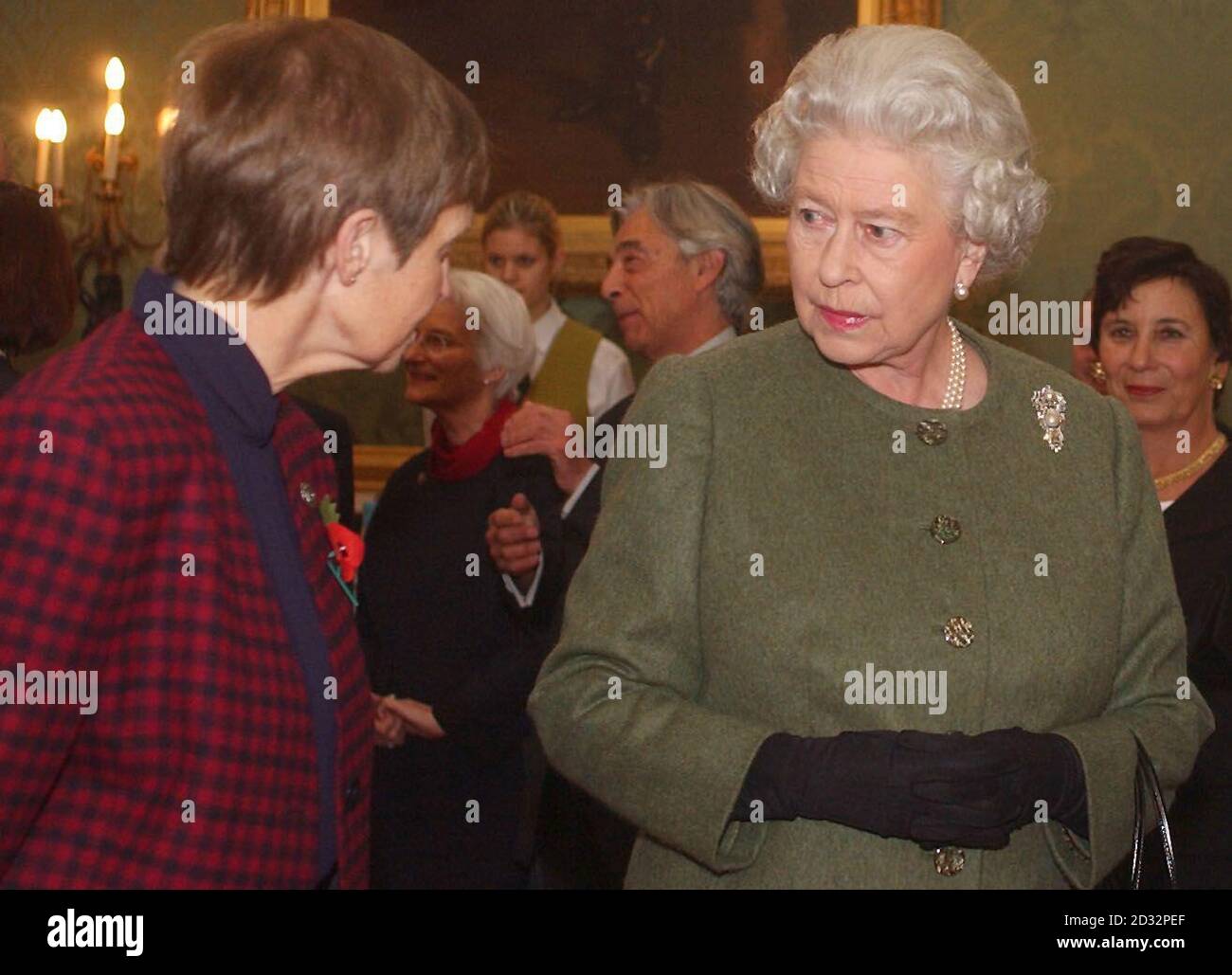 La Regina Elisabetta II della Gran Bretagna parla con Suor Margaret Sheperd, Direttore del Consiglio dei Cristiani e degli Ebrei, in un'accoglienza per il Giubileo dei Diamanti del Consiglio dei Cristiani e degli Ebrei, al St James's Palace, Londra. Foto Stock