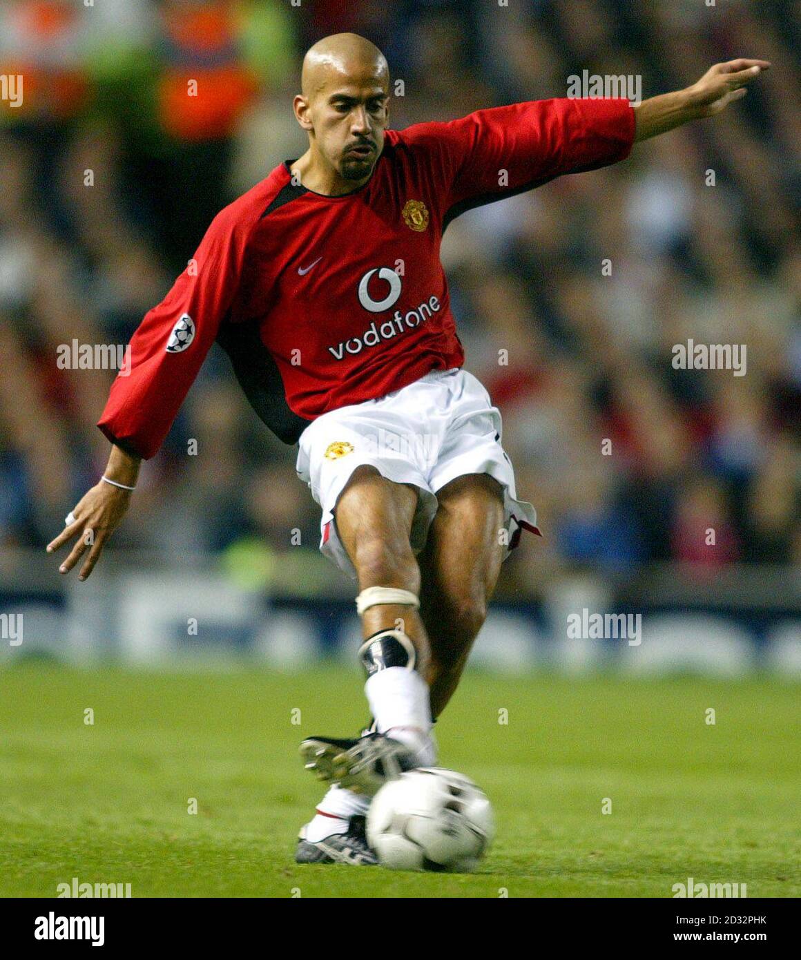 Centrocampista del Manchester United Juan Sebastian Veron durante la partita di premiership fa Barclaycard a Old Trafford, Manchester. United Beat Southhampton 2-1. QUESTA IMMAGINE PUÒ ESSERE UTILIZZATA SOLO NEL CONTESTO DI UNA FUNZIONE EDITORIALE. NESSUN UTILIZZO DI SITI WEB/INTERNET A MENO CHE IL SITO NON SIA REGISTRATO PRESSO LA FOOTBALL ASSOCIATION PREMIER LEAGUE. Foto Stock