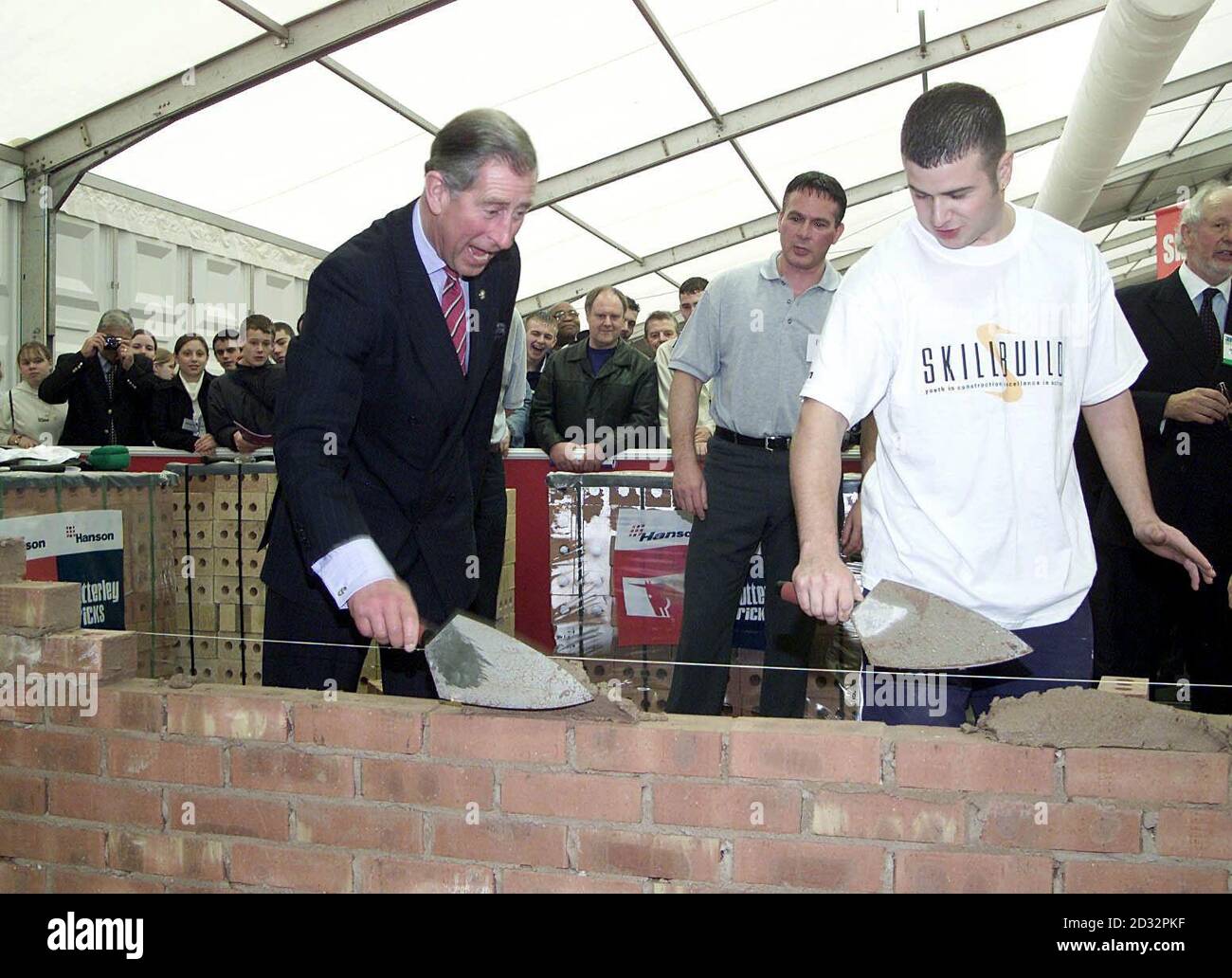 Il Principe del Galles, nel suo 54° compleanno, prova la sua mano a fare il bricksting durante una visita, ad una fiera professionale di carriera a Salford, Greater Manchester. *...in precedenza, aveva guidato su un Segway un'invenzione, che assomiglia a uno scooter elettrico, e utilizza un sistema high-tech di giroscopi per rilevare il naturale senso di equilibrio dell'utente per guidarlo. Foto Stock