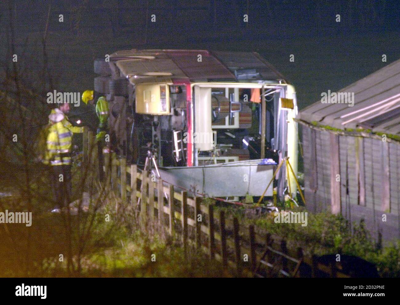 Crash scena sulla M25 autostrada tra gli svincoli 15-16 vicino Slough, Londra ovest. Almeno cinque persone sono state temute morte e 35 feriti dopo che un allenatore da 57 posti ha lasciato la carreggiata e ribaltato. Foto Stock