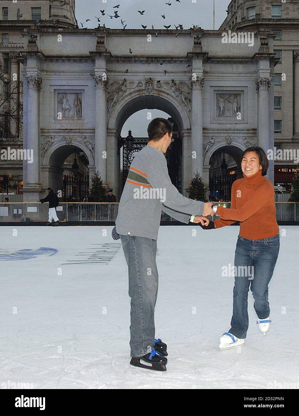 Una coppia si godrà sulla pista di pattinaggio all'aperto di Marble Arch, nel centro di Londra, che rimarrà aperta fino al 15 gennaio 2003. * la pista di pattinaggio su ghiaccio di 600 metri quadrati è stata approvata dal Westminster City Council & Oxford Street Association ed è stata progettata con la collaborazione del Patrimonio Inglese. E' la prima volta che un evento di questo tipo è stato permesso di svolgersi su questo sito storico. Foto Stock