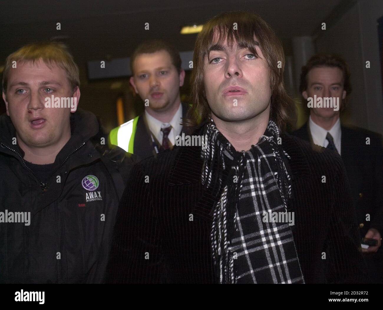La stella dell'Oasis Liam Gallagher ritorna nel Regno Unito all'aeroporto di Heathrow. Gallagher avrebbe assalito un poliziotto tedesco in un busto-up in un elegante hotel di Monaco. La rock star, che ha perso i suoi due denti anteriori nel giro dei bar, potrebbe affrontare fino a due anni di prigione. Foto Stock