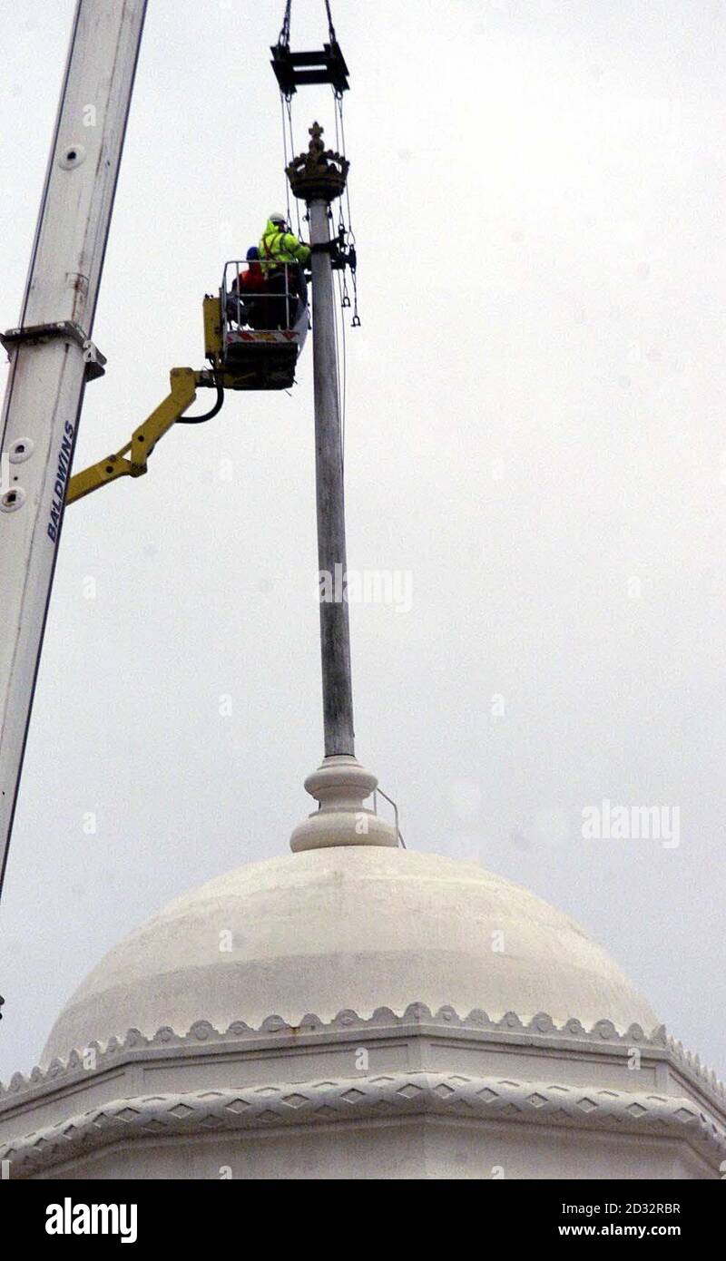 I lavoratori si preparano a rimuovere una corona dalla cima di un palo da bandiera su una torre gemella allo stadio di wembley. Foto Stock