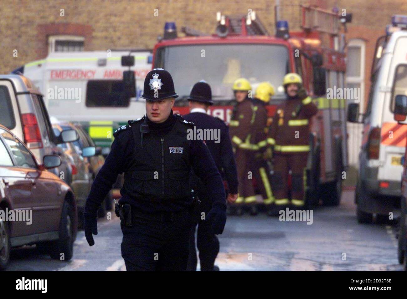 La polizia di Hackney e i vigili del fuoco vicino all'appartamento erano un assedio sta continuando per settimane a Hackney. Il comandante Bob Quick ha precisato tre possibili scenari che potrebbero essersi verificati a seguito dell'incendio. * ha detto che il pistolero può essere morto o essere stato gravemente incapace, o c'era la possibilità che si nascondesse in parte dell'edificio. Foto Stock