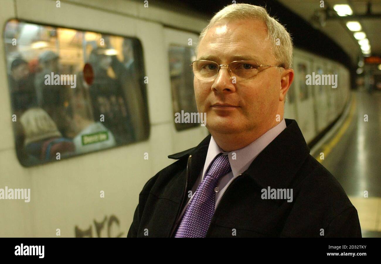 Il supervisionatore della stazione Les Parker, che lavora alla stazione metropolitana di Oxford Circus a Londra, riviveva i momenti in cui un treno della Central Line che stava viaggiando alla stazione di Chancery Lane, in cui 32 passeggeri sono rimasti feriti. Foto Stock