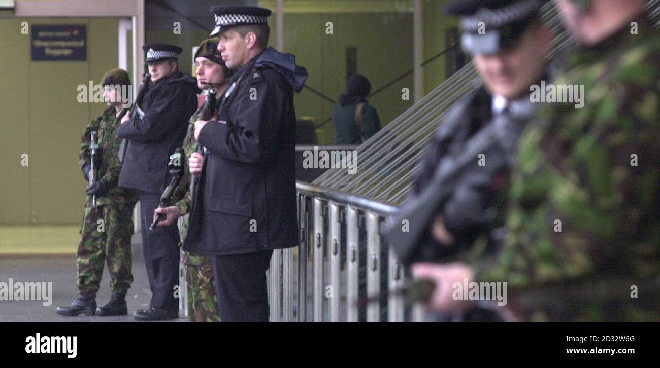 Polizia e soldati sorvegliano il Terminal 4 dell'aeroporto di Heathrow, Londra, tra i timori di un possibile attacco terroristico. Il Ministero della Difesa ha confermato che un aereo militare ha pattugliato i cieli sopra la capitale come parte delle operazioni di sicurezza. Foto Stock