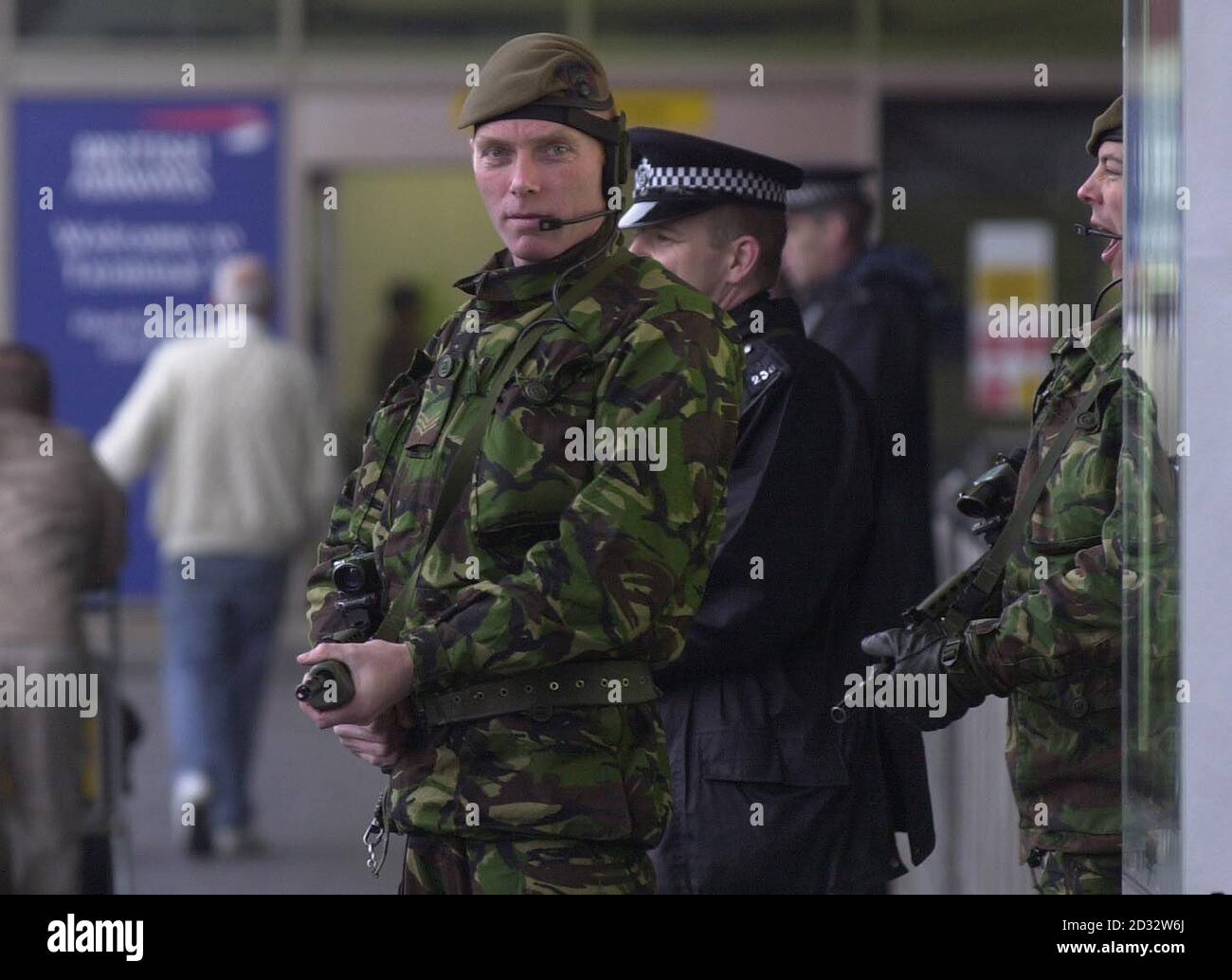 Polizia e soldati pattugliano il Terminal 4 dell'aeroporto di Heathrow, Londra, nel timore di un possibile attacco terroristico. Il Ministero della Difesa ha confermato che un velivolo militare ha pattugliato i cieli sopra la capitale come parte delle operazioni di sicurezza. 13/08/03 gli Stati Uniti hanno inviato esperti di aviazione in Iraq e nelle principali capitali europee e asiatiche per valutare la sicurezza degli aeroporti commerciali. Gli investigatori stanno determinando se gli aeroporti possono essere difesi contro i missili a spalla. Il Dipartimento della sicurezza interna degli Stati Uniti sta anche chiedendo alle aziende high-tech di proporre dei modi per proteggere le compagnie aeree Foto Stock