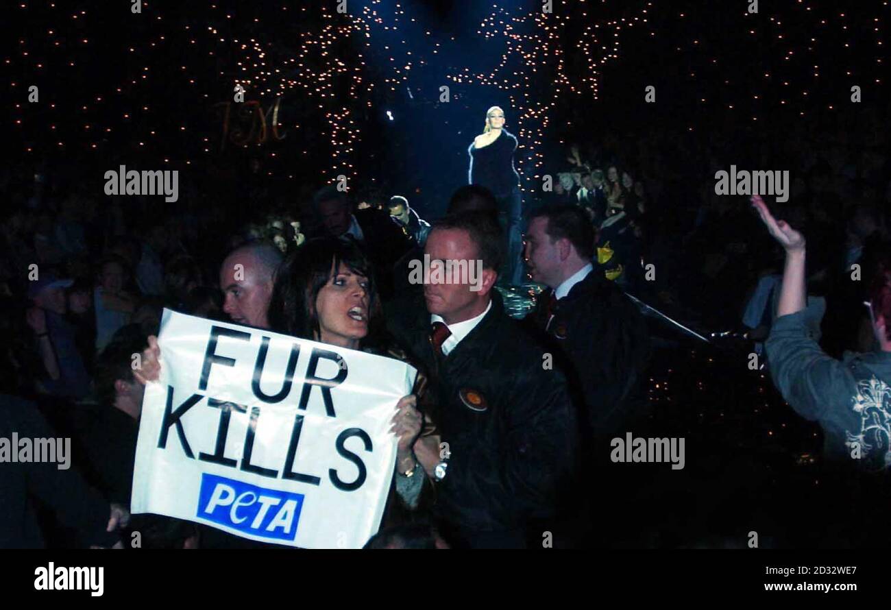 Campagne di protesta anti-Fur durante la sfilata autunnale/invernale 2003 di Julien Macdonald come parte della London Fashion Week alla Round House di Camden. Foto Stock