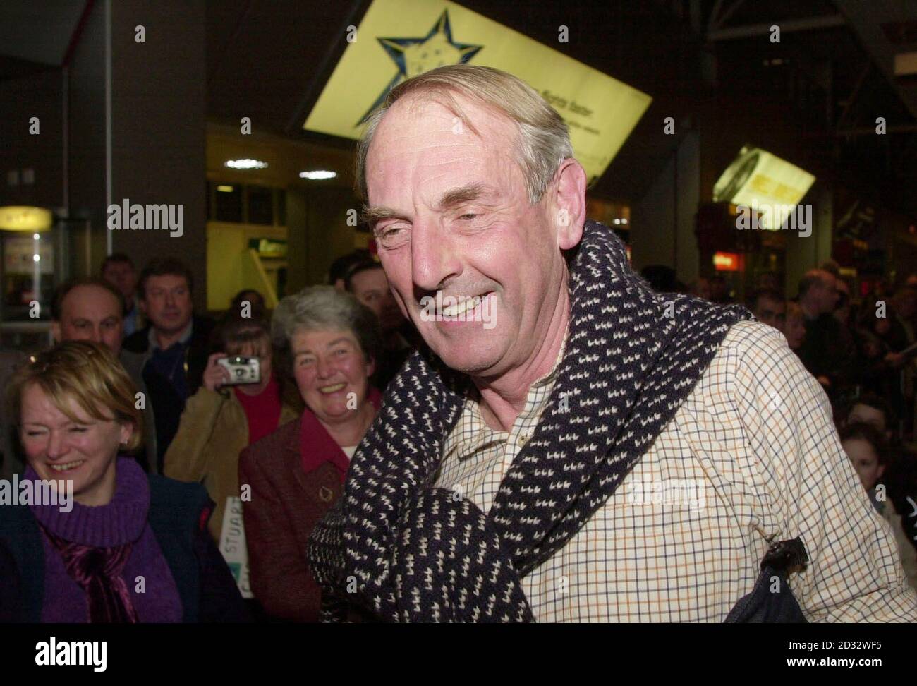 David Haplin, 62 anni, di Haytor, Devon è accolto a casa da sua moglie sue, (nella foto sorridente dietro), e da altri bravissimi estimatori dopo essere atterrato all'aeroporto di Heathrow fuori Londra, che ha messo su 95,000 per noleggiare una nave da carico per ferrare 53 tonnellate di aiuti a Israele da Torquay. * il chirurgo che ha utilizzato quasi 100,000 dei suoi soldi per finanziare una missione di misericordia per gli aiuti al popolo palestinese a Gaza è tornato nel Regno Unito questa sera, dichiarandolo denaro ben speso. Il viaggio di 3,000 miglia ha richiesto tre settimane, ma con l'aiuto di contatti locali il signor Haplin e il suo team di cinque volontari sono stati in grado di distribuire Foto Stock