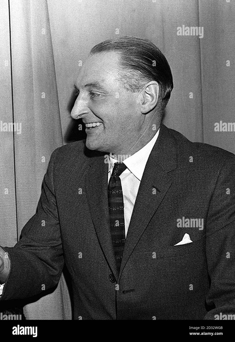 L'esperto del fai da te Barry Bucknell, l'uomo che ha ispirato una generazione di amanti del fai da te con il suo popolare programma televisivo negli anni '50 e '60, è morto all'età di 91 anni. Bucknell è morto pacificamente nel sonno nelle prime ore di questa mattina, a seguito di una breve malattia, ha detto la sua famiglia. Suo figlio Jonny, 46 anni, disse che suo padre aveva festeggiato di recente il suo compleanno e si era alleato con le telecamere anche sul suo letto di morte, facendo un discorso di addio ai familiari riuniti. Era una personalità affascinante e divertente e aveva vissuto una vita molto buona e compiuta, ha detto. L'ex presentatore della BBC, che vive Foto Stock