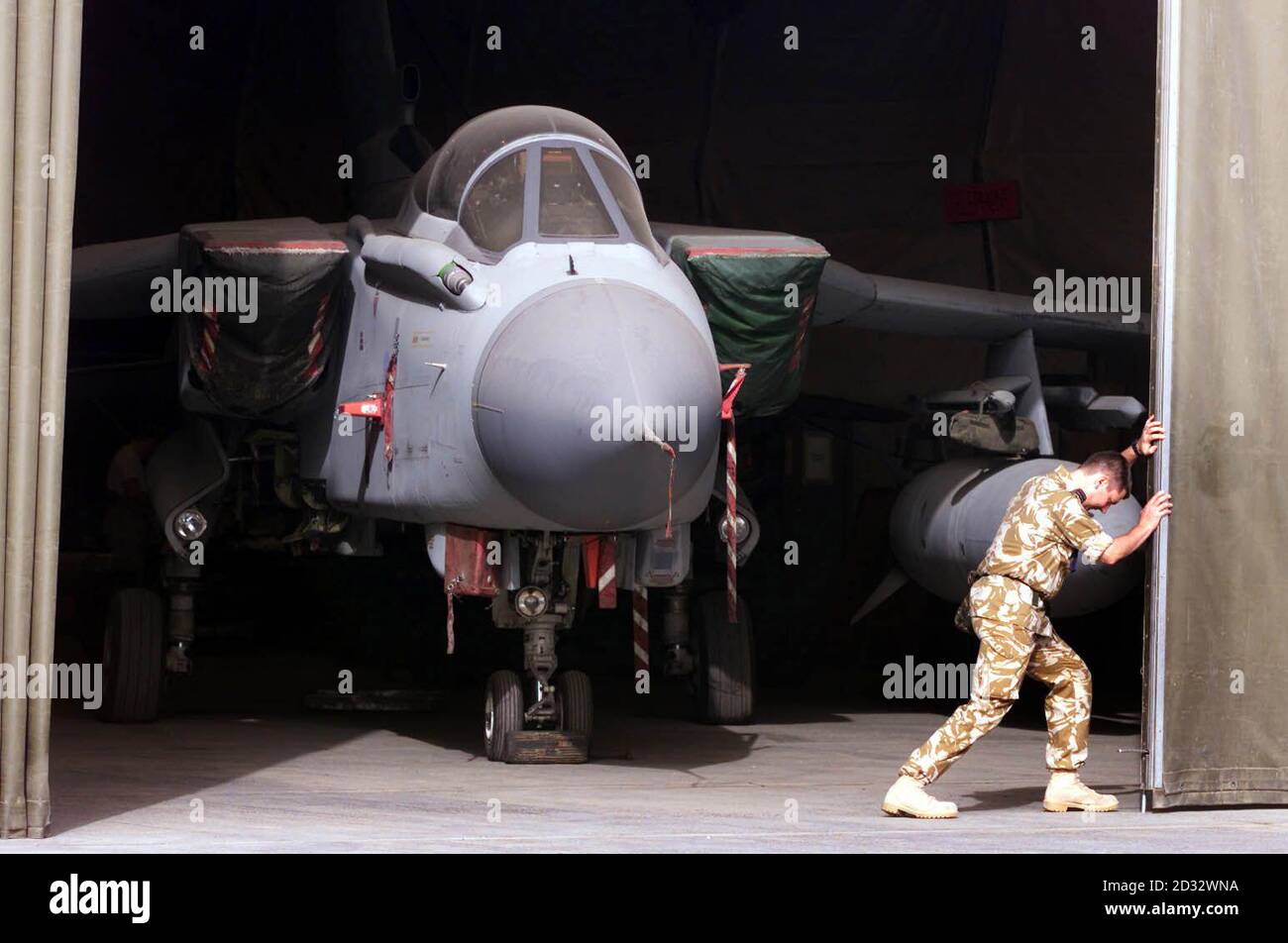L'aircrewman britannico, con sede nel Kuwait del Nord, spinge le porte dell'hangar per un aereo Tornado GR4. Foto Stock