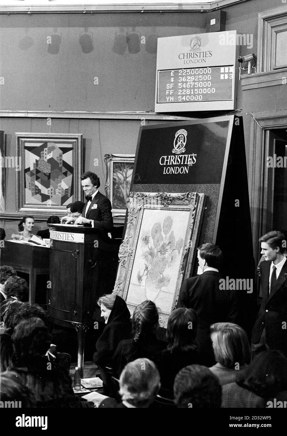 Biblioteca Filer rif. 222601-2 del 30.3.87. 'Unflowers', il dipinto famoso in tutto il mondo di Vincent van Gogh, che si può vedere qui in vendita presso le aste di Christie a Londra nel 1987, potrebbe essere un falso che è stato presunto oggi (Venerdì). Christie's ha rapidamente negato l'accusa emettendo una dichiarazione che dice che non hanno 'motivo di mettere in discussione l'autenticità' del dipinto che ha venduto per un record di 24.75 milioni di euro. Vedi storia PA ARTS van Gogh. Foto PA. Disponibile solo in bianco e nero. Foto Stock
