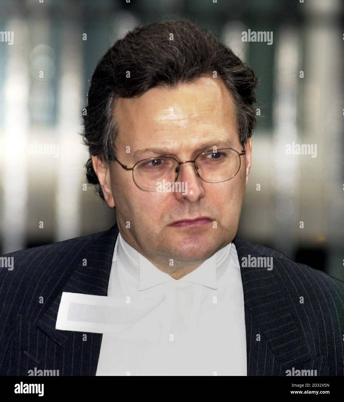 Avvocato generale Lord Goldsmith lasciare 10 Downing Street, dopo colloqui con il primo ministro Tony Blair. 6/12/03: A seguito del fallimento di una serie di processi di alto profilo, è stato annunciato stasera l'istituzione di un organo giudiziario separato per le dogane e le accise. Il procuratore generale, Lord Goldsmith, ha dichiarato che il nuovo Ufficio delle dogane e delle accise (CEPO), direttamente responsabile nei suoi confronti, sarebbe stato istituito entro la fine del prossimo anno. Foto Stock