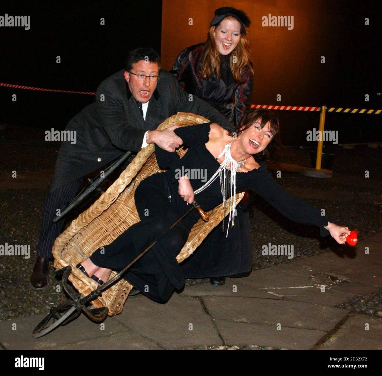 Doon Mackichan, un comico studentesco di celebrità, tenta di uscire con l'aiuto del presentatore televisivo Rowland Rivron dopo essere stato sfrattato dalla Comic Relief does Fame Academy nel nord di Londra. Foto Stock