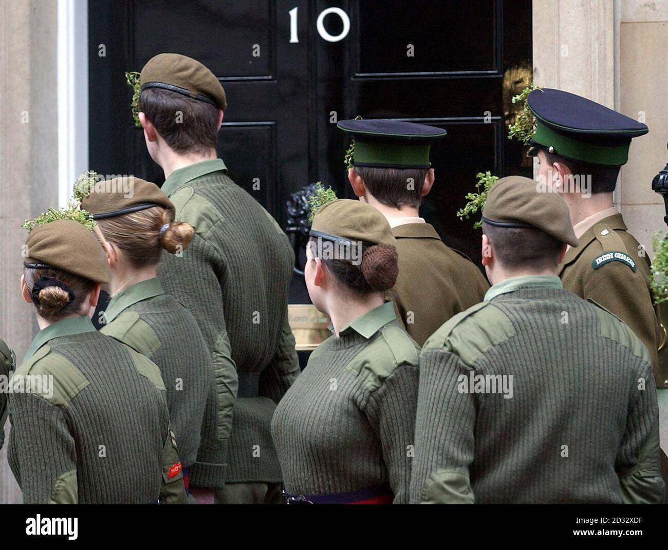Soldati della Irish Guards Army Cadet Force dare un'occhiata alla porta di No.10 Downing Street, dopo aver partecipato a prove per la sfilata di San Patrizio a Londra. Foto Stock