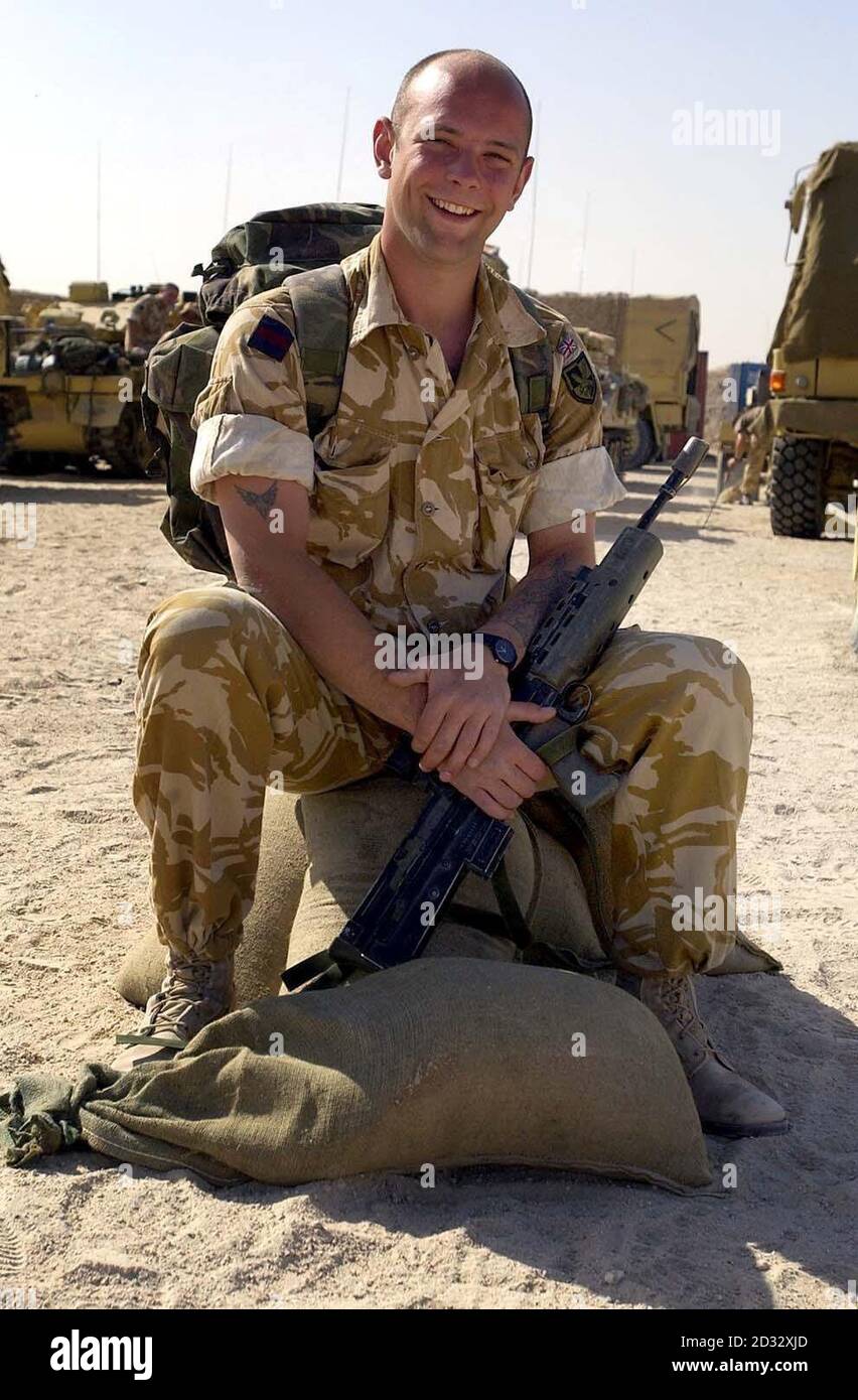 Trooper Sven Carlson, 24 anni, è un gunner su un veicolo da ricognizione corazzato Scimitar con il D Squadron della Casa Cavalleria alla sua base in Kuwait. Si unì all'esercito cinque anni fa per 'un po' di eccitazione'. Questo è il suo primo tour. *..'ho circa 6.30 ora locale. Di solito riceviamo un briefing il giorno. Andiamo per la colazione, che ora è diventata migliore - quando siamo arrivati qui per la prima volta era solo uovo e un paio di pezzi di carne, ma ora otteniamo molto di più. "Abbiamo un sacco di esercitazioni. Abbiamo fatto la nostra perforazione nucleare, chimica e biologica, assicurandosi che tutto si adatti correttamente e funzioni correttamente. Noi Foto Stock