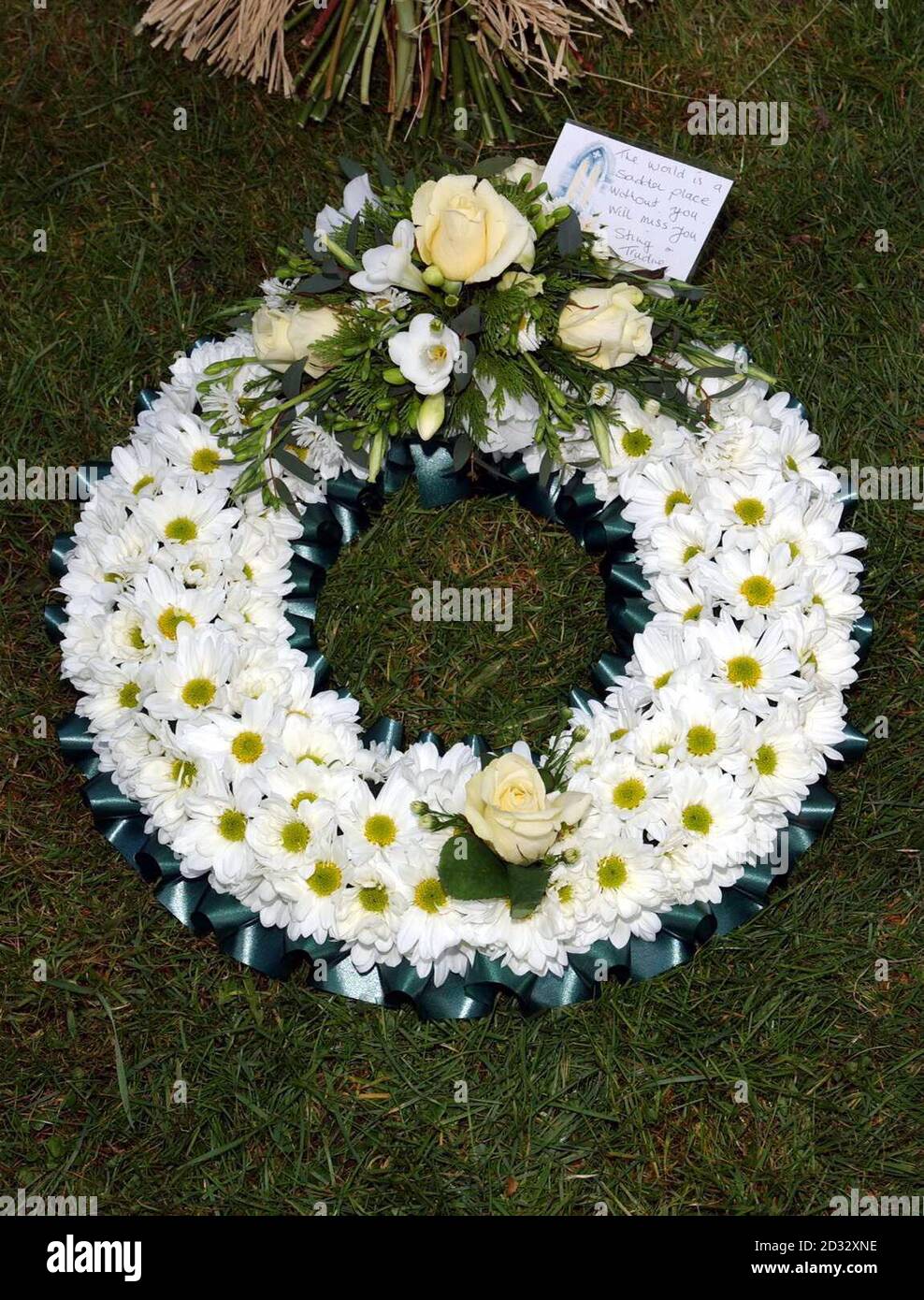 Tributi floreali da Sting e sua moglie Trudie Styler al crematorio Kent e Sussex, Tunbridge Wells, Kent, dove si svolge il funerale di Adam Faith. L'attore e la stella pop, è morto da un attacco di cuore all'inizio di questo mese. Foto Stock