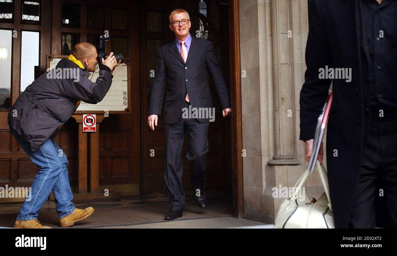 L'emittente Chris Evans lascia l'High Court di Londra. Le abitudini di consumo di Evans sono state esaminate alla High Court quando è stato scagliato dalla stazione radio che sta cagliando. *... L'ex presentatore televisivo è stato accusato da Geoffrey Vos QC di andare a bere tutta la notte dopo 'sbarazzarsi' del suo team di produzione della prima colazione Virgin radio alla fine di aprile 2001. Foto Stock