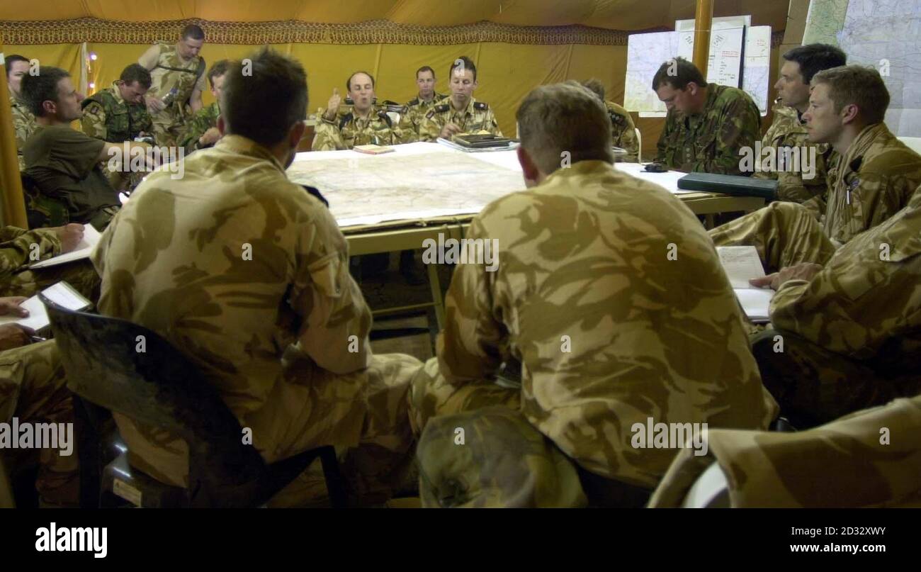 Men of the Royal Tank Regiment - parte della 7 Brigata blindata - ricevono un briefing durante la guerra in Iraq. Foto Stock
