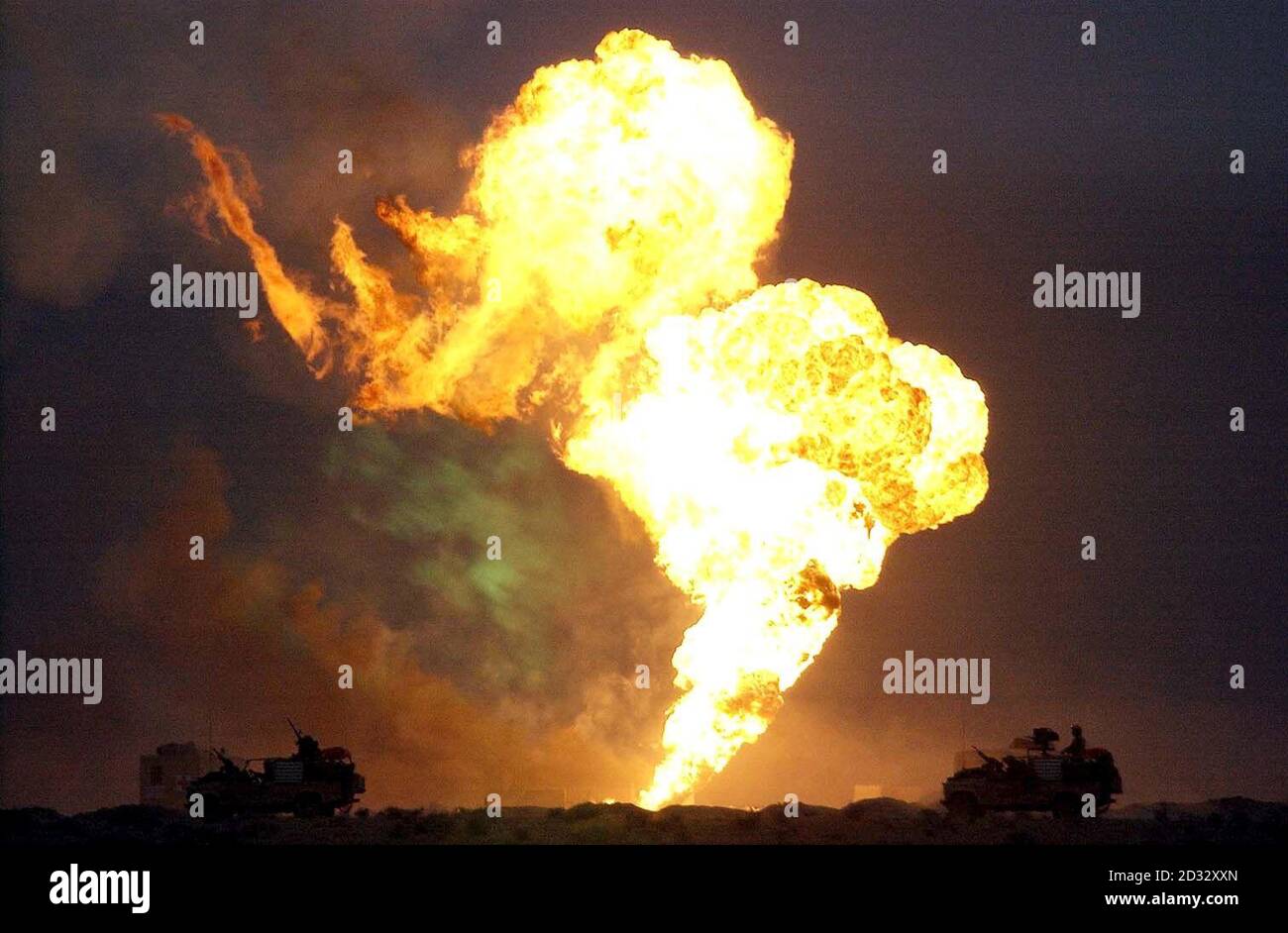 Pozzi di petrolio sul fuoco nel sud dell'Iraq mentre British Household Cavalry Scimitar carri armati passato. Foto Stock